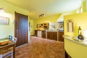 A kitchen or kitchenette at Toscana da Sogno a Villa Allegria