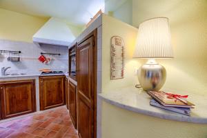 A kitchen or kitchenette at Toscana da Sogno a Villa Allegria