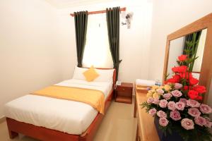 Postel nebo postele na pokoji v ubytování Phu Tho Da Lat Hotel
