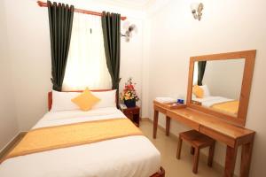 Postel nebo postele na pokoji v ubytování Phu Tho Da Lat Hotel