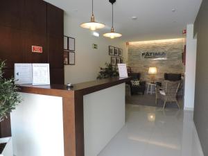 vestíbulo de una sala de espera con mostrador de recepción en Fátima GuestHouse, en Fátima