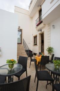 patio ze stołami i krzesłami w budynku w obiekcie B&B Le due gioie w mieście Taviano