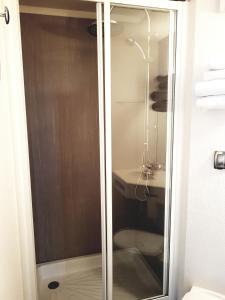 Ein Badezimmer in der Unterkunft Enzo Hotels Cannes-Écluse by Kyriad Direct