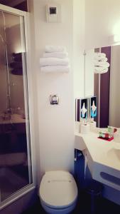Ein Badezimmer in der Unterkunft Enzo Hotels Cannes-Écluse by Kyriad Direct