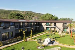 - une vue aérienne sur un bâtiment avec un jardin dans l'établissement Assos Zeyti̇n Han Special Class Hotel, à Sokakagzi