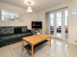 sala de estar con sofá y mesa en My-Places Corporate Serviced Accommodation, en Mánchester