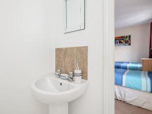 une salle de bain avec un lavabo et un lit dans l'établissement My-Places Corporate Serviced Accommodation, à Manchester 34 autres photos