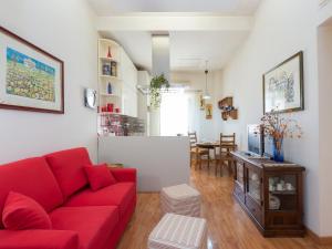 ローマにあるMatilda's Apartmentのリビングルーム(赤いソファ、テーブル付)