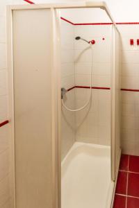 y baño con ducha y puerta de cristal. en Apartments Borghese, en Pula