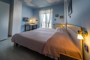 Un dormitorio con una cama grande y una ventana en Apartments Borghese, en Pula