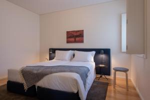 ポルトにあるOporto Serviced Apartments - Alvares Cabralのベッドルーム(白いシーツを使用した大型ベッド1台付)