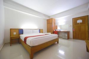 Łóżko lub łóżka w pokoju w obiekcie J2 Hotel Maesot