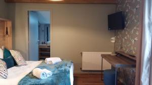 sypialnia z łóżkiem z ręcznikami w obiekcie Hotel Mendionde w Saint-Pée-sur-Nivelle