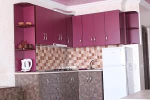 A cozinha ou cozinha compacta de Mir Apartament