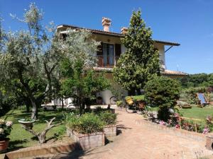 una casa con giardino di fronte di B&B A casa Di Lucio E Giuliana a Pineto