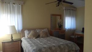 Lake Place Resort في Glenhaven: غرفة نوم بسرير ومروحة سقف
