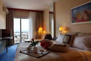 Un pat sau paturi într-o cameră la Egnatia City Hotel & Spa