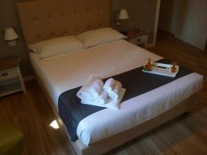 A bed or beds in a room at B&B Emozioni e Relax