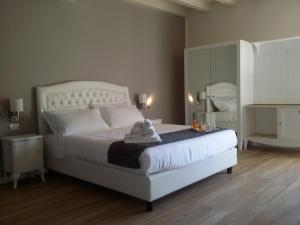 A bed or beds in a room at B&B Emozioni e Relax
