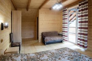 Säng eller sängar i ett rum på Karpatska Oselia