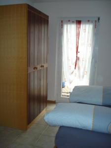 1 dormitorio con 2 camas junto a una ventana en Ferienwohnung Lenggenhager Plantzette, en Sierre