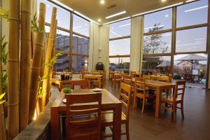 a restaurant with tables and chairs and large windows at Inca Hoteles in Los Andes