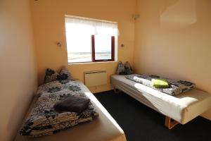Postel nebo postele na pokoji v ubytování Hvoll Hostel