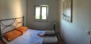 Postel nebo postele na pokoji v ubytování Novalja Zrce Iva Apartment II