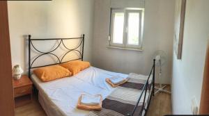 Postel nebo postele na pokoji v ubytování Novalja Zrce Iva Apartment II