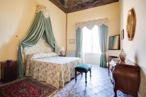 En eller flere senger på et rom på Castello Di Caccuri Suites
