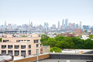 Nespecifikovaný výhled na destinaci Brooklyn nebo výhled na město při pohledu z hotelu