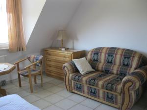 sala de estar con sofá y tocador de madera en Rezydencja Nad Jeziorem Łebsko, en Łeba