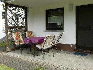 シュマレンベルクにあるFerienwohnung Lenneの紫色のテーブルと椅子が備わるパティオ