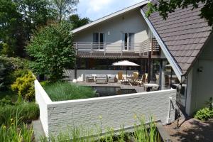 une maison avec une piscine et une terrasse dans l'établissement B&B Wepa-hof, à Oud-Turnhout