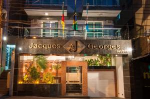 Un escaparate con un cartel que dice "Jacobs Crepes" en Hotel Jacques Georges Business, en Pelotas