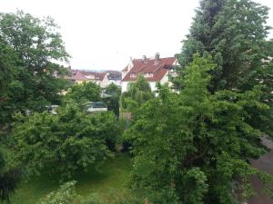 - une vue sur la cour avec des arbres et des maisons dans l'établissement Schmucker Jäger - Hotel Garni, à Hann. Münden
