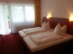 A bed or beds in a room at Schmucker Jäger - Hotel Garni