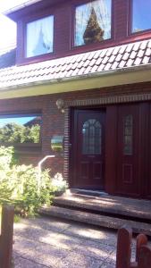 a house with a brown door and windows at Haus Svenja in Westerland