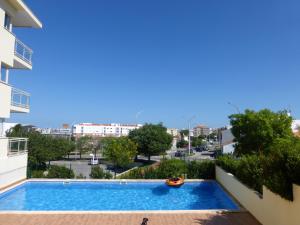 ラゴスにあるLucas' Houseの建物の横にあるプール