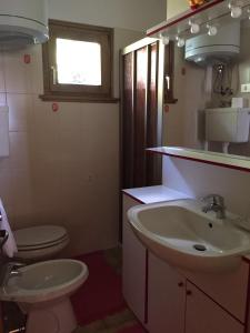 ボルミオにあるAppartamento Hollyのバスルーム(洗面台、トイレ付)