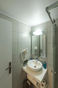W łazience znajduje się umywalka i lustro. w obiekcie Golden View Studios w Líndos