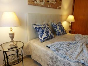 ラゴスにあるLucas' Houseの青と白の枕が付いたベッドのある寝室 +27枚の写真