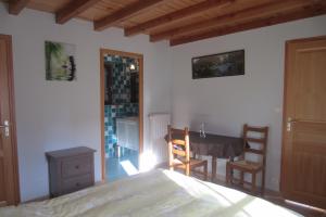 um quarto com uma mesa, uma mesa e cadeiras em Chambre d'hotes Ty Braz 19 Tilibrennou 29690 BERRIEN em Berrien