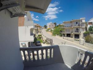 einen Balkon mit Straßenblick in der Unterkunft Apartments Miki in Bar