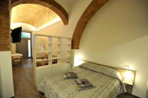 a bedroom with a bed in a room with an archway at La casa di Michela in Termoli