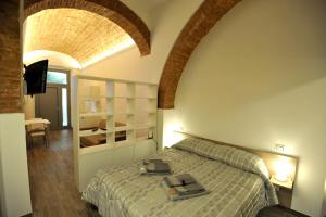 テルモリにあるLa casa di Michelaのアーチ道のある部屋で、ベッドルーム1室(ベッド1台付)
