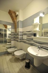 a bathroom with three sinks and two toilets at La casa di Michela in Termoli