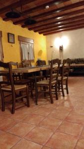 una sala da pranzo con tavolo e sedie in legno di Rural Las Campanas a Torremocha del Pinar