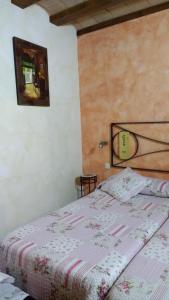 a bedroom with a bed and a picture on the wall at Rural Las Campanas in Torremocha del Pinar