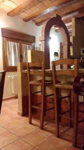cocina con mesa y sillas en una habitación en Rural Las Campanas, en Torremocha del Pinar